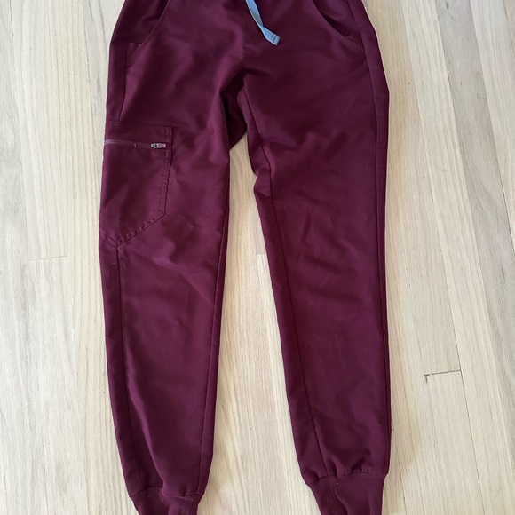 Fig’s burgundy jogger style scrub set - Picture 3 of 6